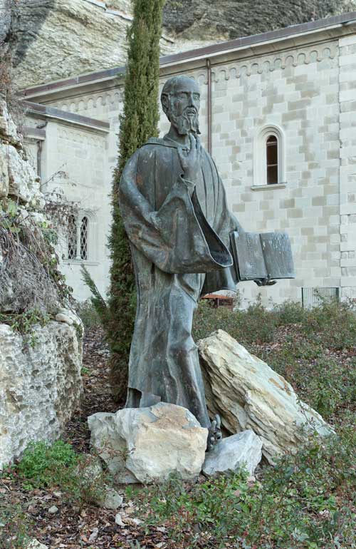 La statua di San Benedetto dello scultore Benevelli