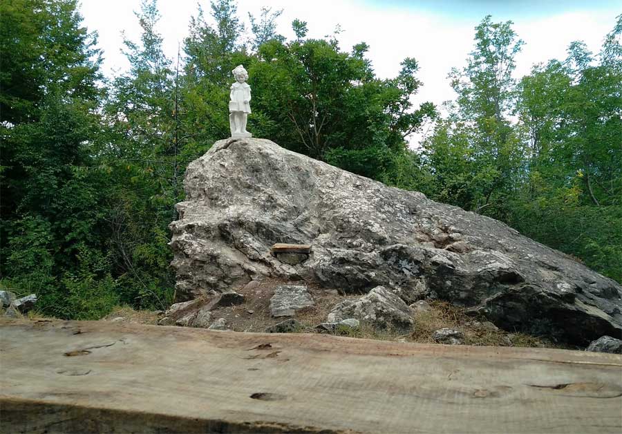 La nuova statuetta apparsa sul masso sul sentiero di Fontanacornia